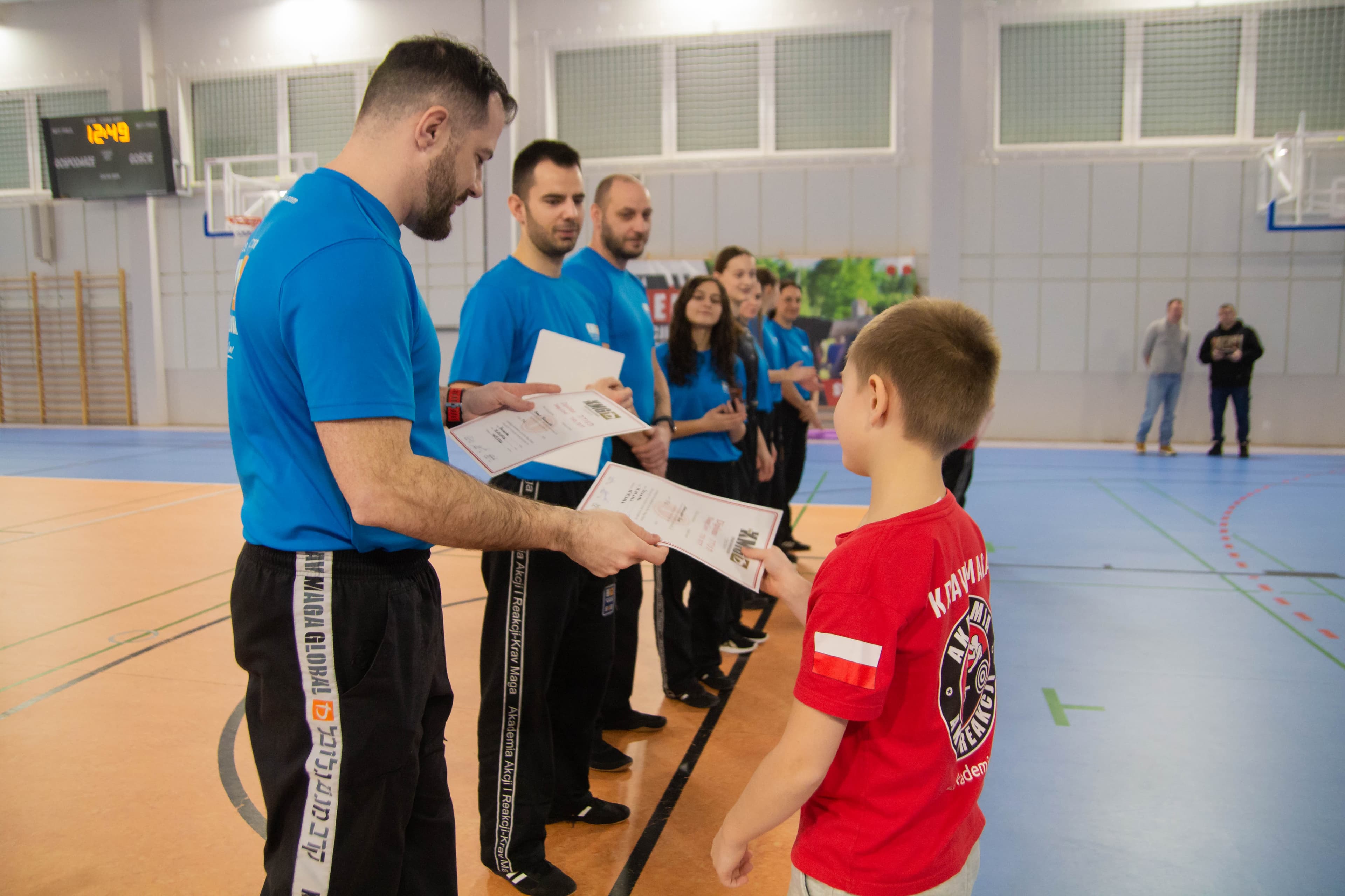 Wręczanie dyplomów po egzaminie w Akademii Samoobrony