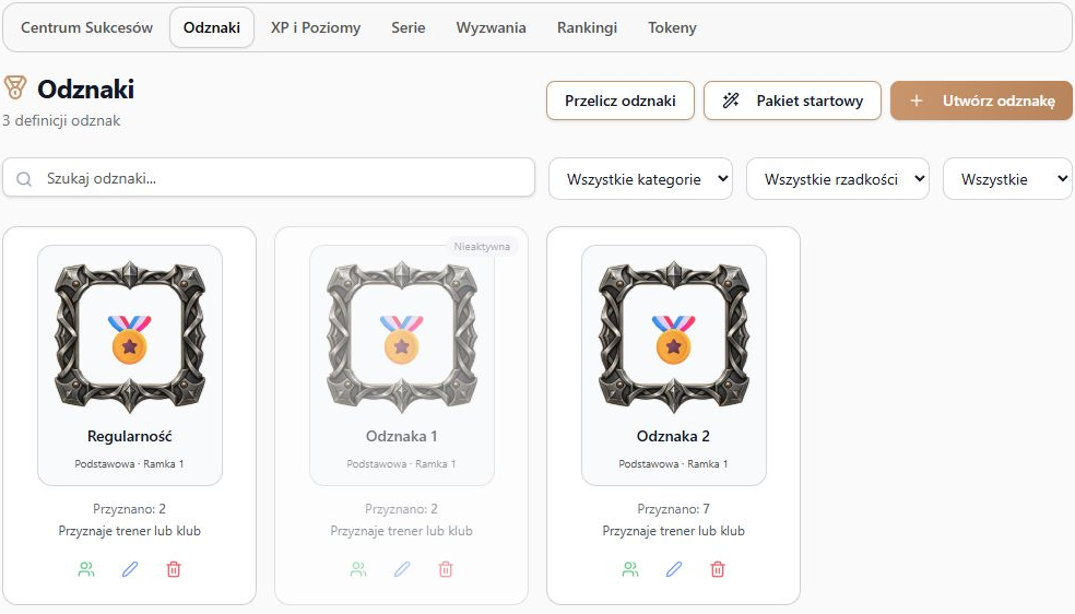 Rzeczywisty katalog trzech fikcyjnych odznak: liczba definicji, przyciski, licznik nadań, nieaktywna karta i ikony działań